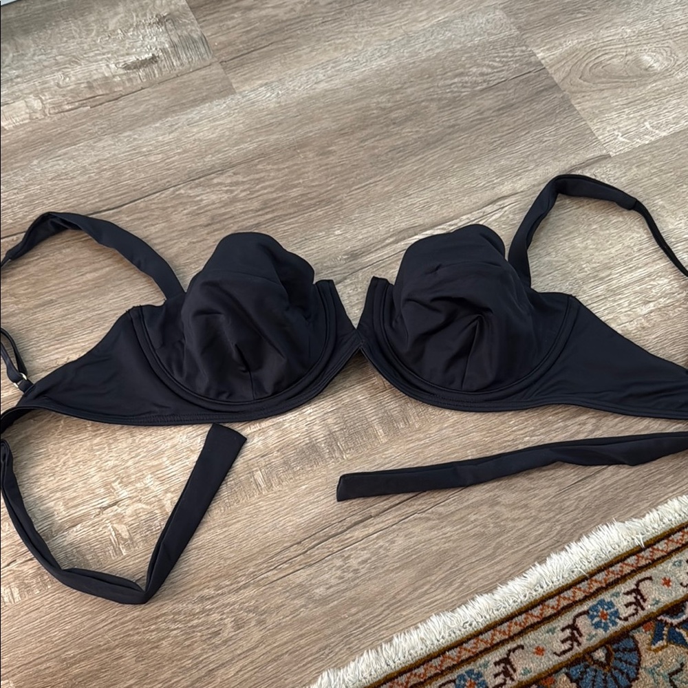 Monday Swimwear Clovelly top size Large